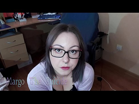 ❤️ Moza sexy con lentes chupa un consolador profundamente ante a cámara Porno en nós ☑