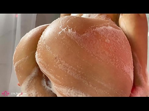 ❤️ Morena masturba o coño cun vibrador ata un orgasmo intenso na ducha Porno en nós ☑